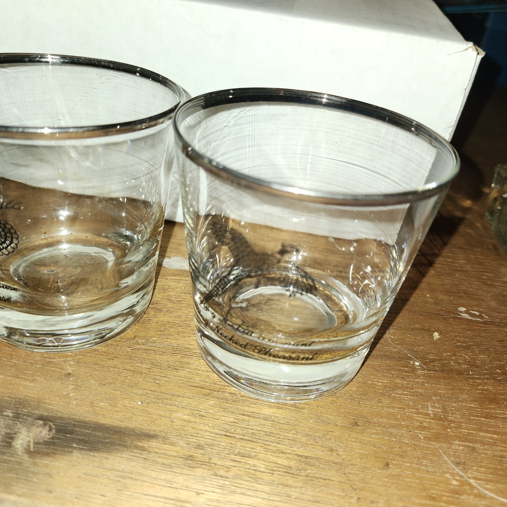 Vintage Glass Tumbler Set with Gold Accents - Picture 3 of 5